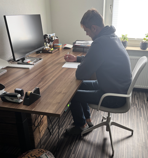 Zu kleiner Bürostuhl für große Menschen