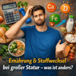 Mann zwischen Lebensmitteln, Taschenrechner und Vitamin-Symbolen zum Thema Ernährung und Stoffwechsel bei großen Menschen