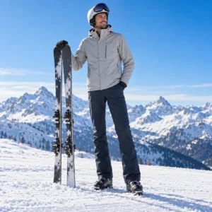 Großer Mann in Skihose mit Langgröße, Skihelm und Skischuhen auf einer sonnigen Skipiste